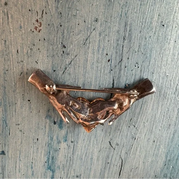 Unique artisan-made pin with gold heart held by two silver hands - Picture 6 of 15